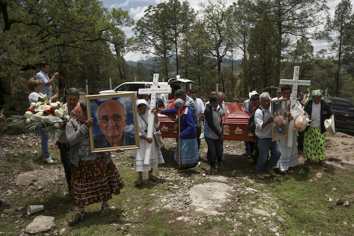 Los vecinos reciben la procesión fúnebre de los sacerdotes jesuitas Javier Campos y Joaquín Mora en Cerocahui, estado de Chihuahua, México, el domingo 26 de junio de 2022.