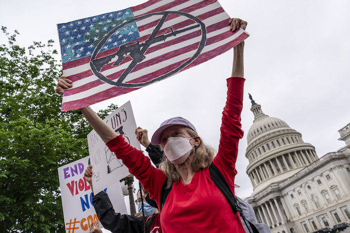 Activistas protestan afuera del Capitolio de Estados Unidos para exigir un control de armas de fuego, el jueves 26 de mayo de 2022, en Washington.