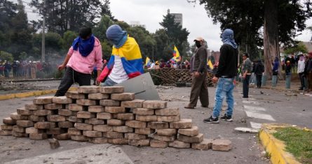 Los manifestantes construyen una barricada durante las protestas contra las políticas económicas del Presidente Guillermo Lasso en el centro de Quito, Ecuador, el viernes 24 de junio de 2022.