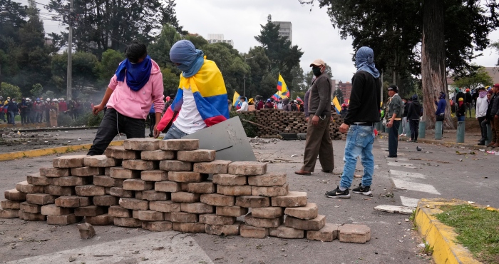 Los Manifestantes Construyen Una Barricada Durante Las Protestas Contra Las Políticas Económicas Del Presidente Guillermo Lasso En El Centro De Quito Ecuador El Viernes De Junio De