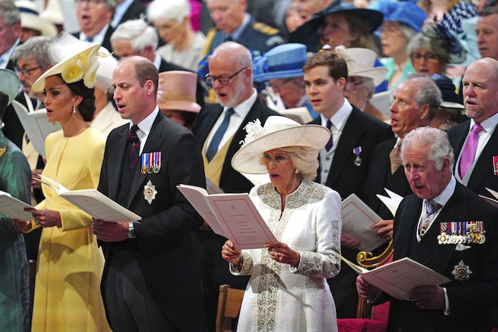 En Primera Fila Catalina La Duquesa De Cambridge De Izquierda a Derecha El Príncipe Guillermo Camila La Duquesa De Cornualles Y El Príncipe Carlos En La Misa De Acción De Gracias Para La Reina Isabel Ii En La Catedral De San Pablo En Londres El Viernes De Junio De En El Segundo De Cuatro Días De Celebraciones Por Su Jubileo De Platino Por Sus Años De Reinado