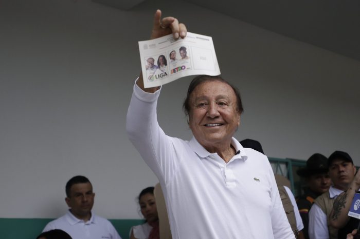 Rodolfo Hernández Candidato Presidencial De La Liga De Gobernadores Anticorrupción Muestra Su Boleta Antes De Votar Durante Una Segunda Vuelta Presidencial En Bucaramanga Colombia El Domingo De Junio De