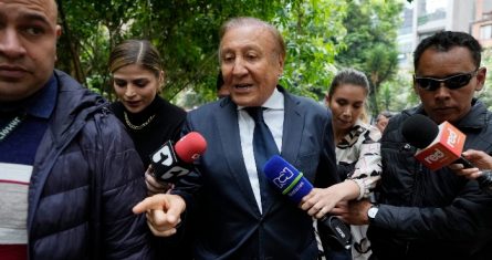 El candidato a la Presidencia Rodolfo Hernández habla con los periodistas después de reunirse con Sergio Fajardo, excandidato presidencial, en Bogotá, Colombia, el jueves 2 de junio de 2022.