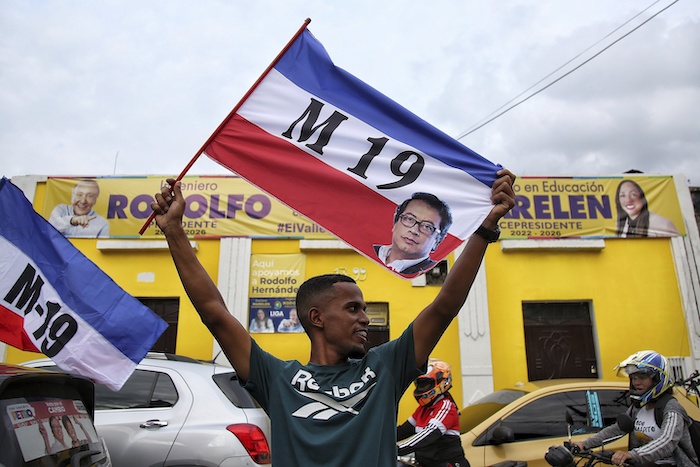 Un Partidario Celebra Después De Que El Exguerrillero De Izquierda Gustavo Petro Ganara La Segunda Vuelta De Las Elecciones Presidenciales En Cali Colombia El Domingo De Junio De