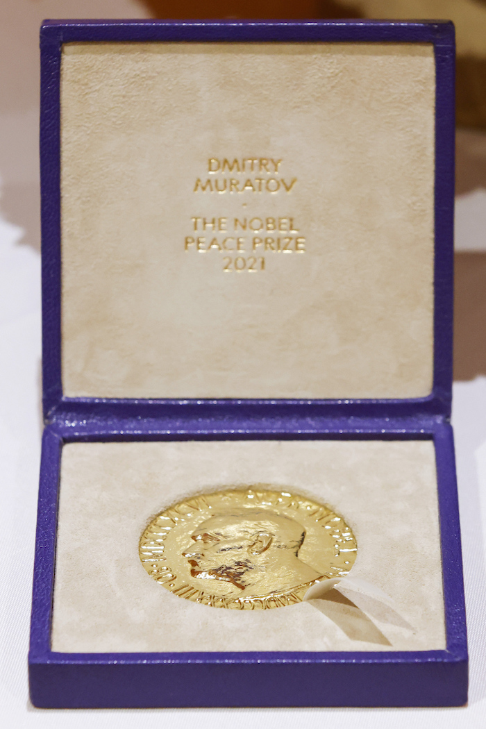 La Medalla Del Premio Nobel De La Paz Del Periodista Ruso Dmitry Muratov De Quilates Antes De Que Sea Subastada En Times Center El Lunes De Junio De En Nueva York