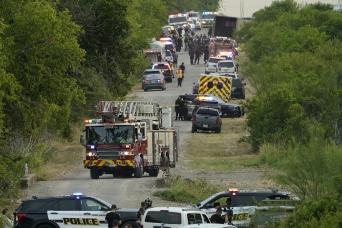 La policía bloquea el lugar donde se halló a un tráiler con una gran cantidad de migrantes sin vida, el 27 de junio de 2022, en San Antonio, Texas.