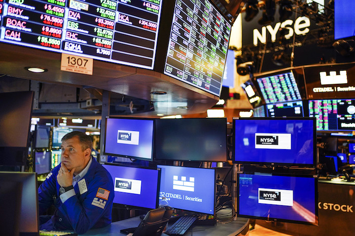 Un operador trabaja en el piso de la Bolsa de Valores de Nueva York el jueves 19 de mayo de 2022.