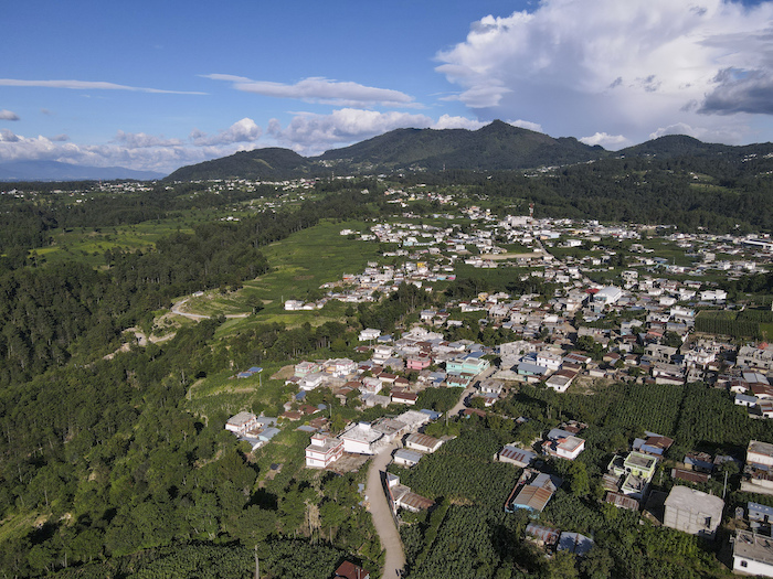 Una vista aérea de Tzucubal, Guatemala, el miércoles 29 de junio de 2022, la ciudad natal de Pascual Melvin Guachiac y Wilmer Tulul, ambos de 13 años, quienes estaban entre los decenas de muertos encontrados dentro de un camión con remolque cerca de los patios de depósitos de chatarras de automóviles en las afueras de San Antonio, Texas, el lunes, en lo que se cree que es el episodio de contrabando humano más mortífero en Estados Unidos.