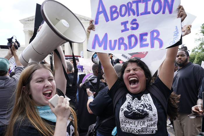 Varias Personas Festejan Frente a La Corte Suprema El Viernes De Junio De En Washington Después De Que El Máximo Tribunal Puso Fin a Las Protecciones Constitucionales Al Aborto Que Estaban En Vigor Desde Hace Casi Años Un Fallo De Su Mayoría Conservadora Que Revoca Los Casos Históricos Sobre La Interrupción Al Embarazo Que Ha Manejado El Letrero Dice el Aborto Es Un Asesinato