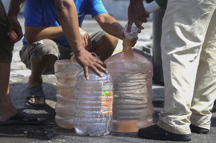 Vecinos Llenan Garrafas De Plástico Con Agua En Un Punto De Suministro Público En Monterrey México El De Junio De