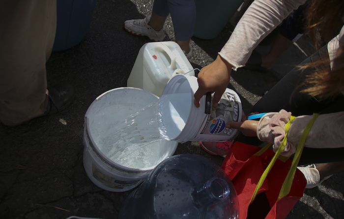 Vecinos Llenan Garrafas De Plástico Con Agua En Un Punto De Suministro Público En Monterrey México El De Junio De