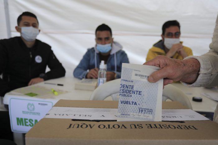 Una Votante Deposita Su Voto En Un Colegio Electoral Durante La Segunda Vuelta De Las Elecciones Presidenciales En Bogotá Colombia El Domingo De Junio De