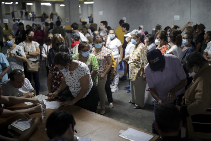 Votantes Hacen Fila En Un Colegio Electoral Durante Una Segunda Vuelta Presidencial En Bucaramanga Colombia El Domingo De Junio De