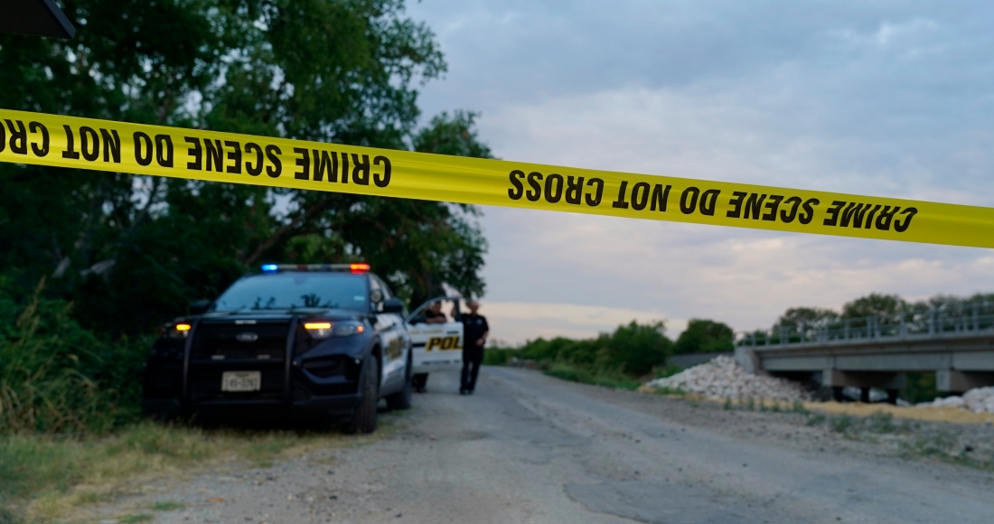 Zona acordonada por la policía tras el hallazgo de decenas de personas muertas, posiblemente migrantes, en un camión de carga, el martes 28 de junio de 2022, en San Antonio, Texas.