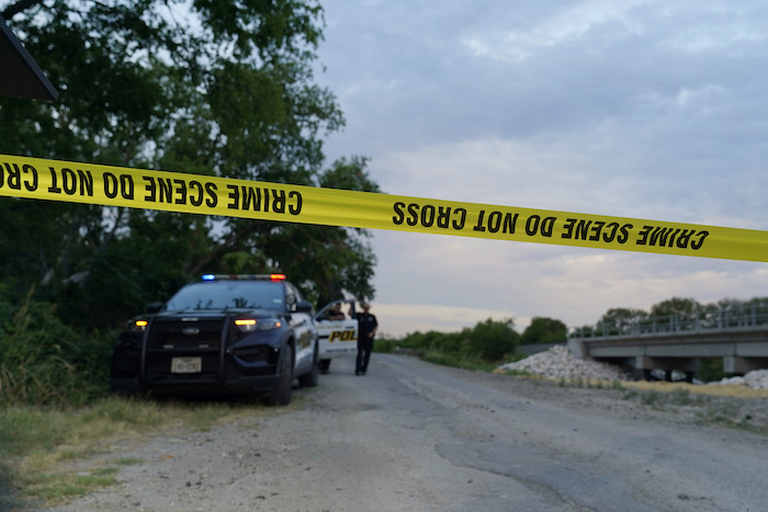 Zona acordonada por la policía tras el hallazgo de decenas de personas muertas, posiblemente migrantes, en un camión de carga, el martes 28 de junio de 2022, en San Antonio, Texas.