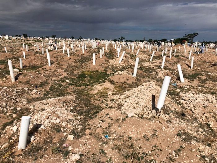 a Alejandro Le Tocó Una Fosa En Un Ala Nueva Del Cementerio San Rafael Prácticamente En Una Zona Semidesierta Alejada Del Resto De Las Tumbas Y a La Que Se Llega Tomando Una Brecha Dentro Del Mismo Panteón