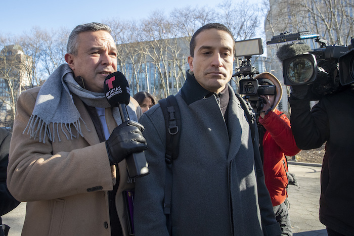 César de Castro, centro, abogado de Genaro García Luna, exfuncionario de Seguridad de México, rodeado de reporteros cuando sale de la Corte Federal en Brooklyn, Nueva York, el 21 de enero de 2020.