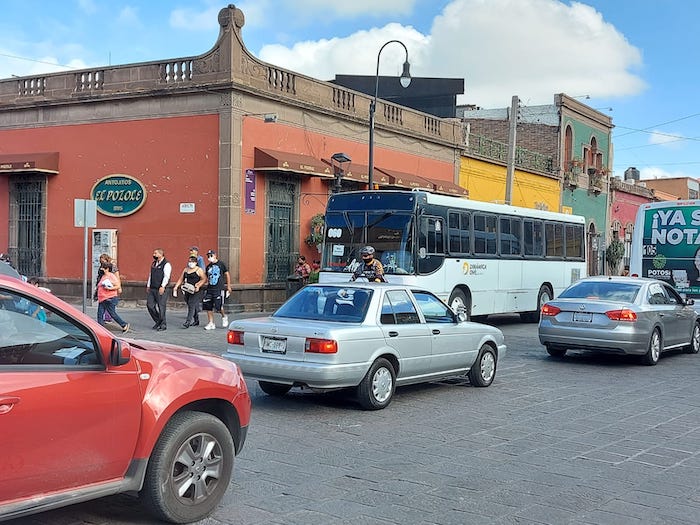 Con acarreo y vestimenta del Partido Verde y el Partido de Trabago, se realizó la votación para elegir consejeros de Morena en San Luis Potosí.