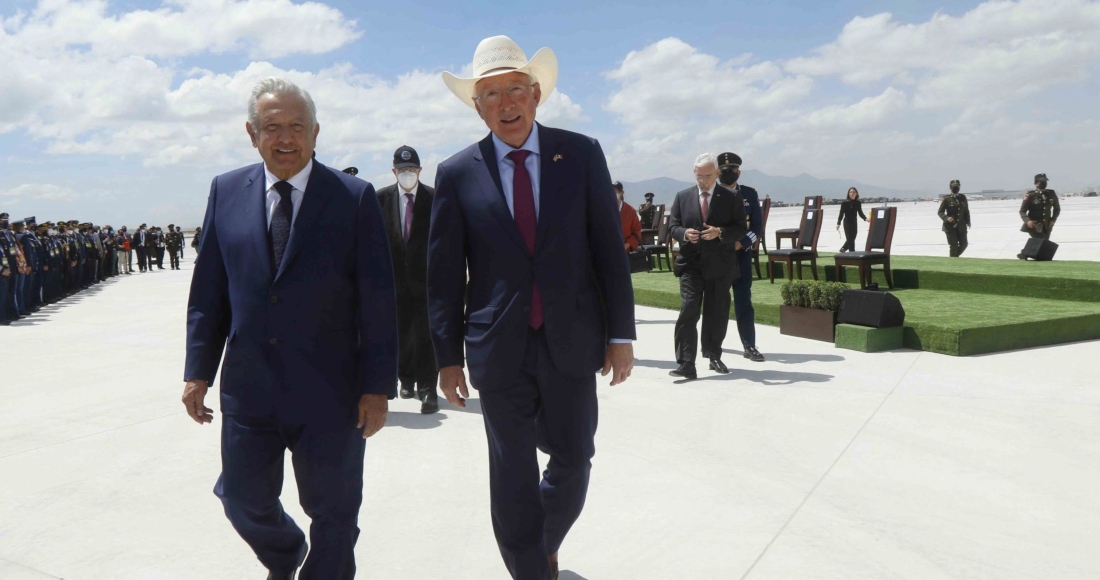 Andrés Manuel López Obrador, Presidente de México, y Ken Salazar, Embajador de Estados Unidos en México, durante la inauguración de la Feria Aeroespacial México 2021 en la Base Aérea Militar N.º 1.