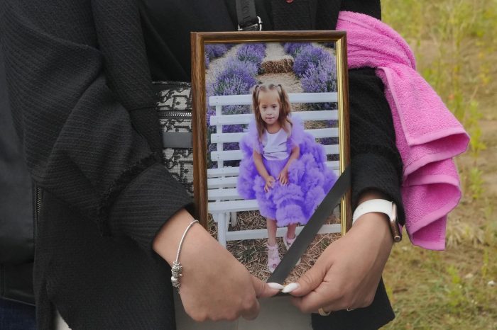 Una Mujer Lleva Un Retrato De Liza Una Niña De Años Muerta Por Un Ataque Ruso Durante Su Funeral En Vinnytsia Ucrania El Domingo De Julio De