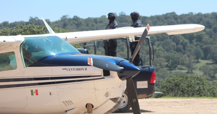 Aseguramiento de avioneta con droga en León, Guanajuato.