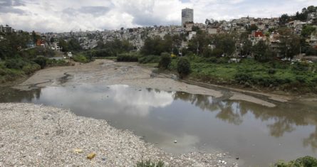 Aspectos de la Presa Mixcoac en la Ciudad de México.