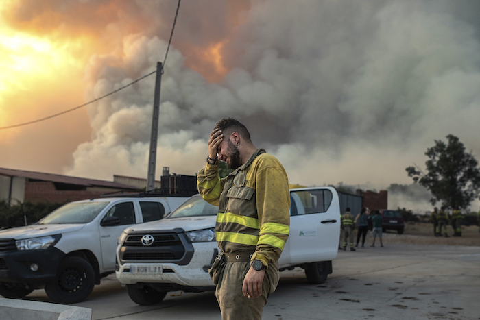 Un bombero llora cerca de un incendio en la zona de Losacio, en el noroeste de España, el domingo 17 de julio de 2022. Los bomberos combatían incendios descontrolados en España y Portugal durante una ola de calor.