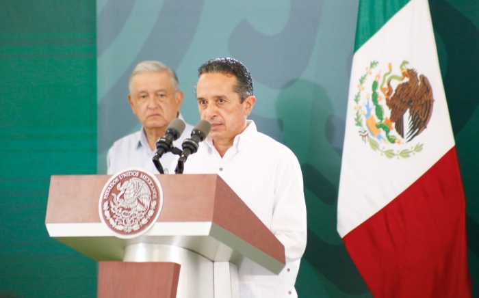 Carlos Joaquín González, Gobernador de Quintana Roo, y Andrés Manuel López Obrador, Presidente de México, durante una conferencia de prensa en Cancún.