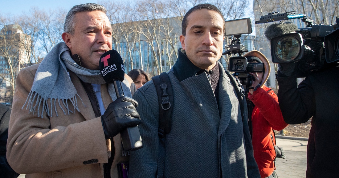 César de Castro, centro, abogado de Genaro García Luna, exfuncionario de Seguridad de México, rodeado de reporteros cuando sale de la Corte Federal en Brooklyn, Nueva York, el 21 de enero de 2020.