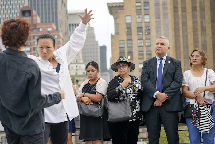 Manuel Castro, Comisionado de la Oficina de la Alcaldía para Asuntos del Inmigrante de la ciudad de Nueva York, observa un baile el lunes 27 de junio del 2022 en Nueva York.