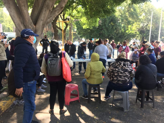 Un grupo de personas se reunió la mañana de este domingo para presenciar el conteo de votos de la elección interna de Morena en Tlatelolco, en la Ciudad de México.