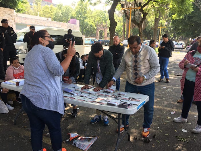 Personas presencian el conteo de votos de la elección interna de Morena desde Tlatelolco, en la Ciudad de México.