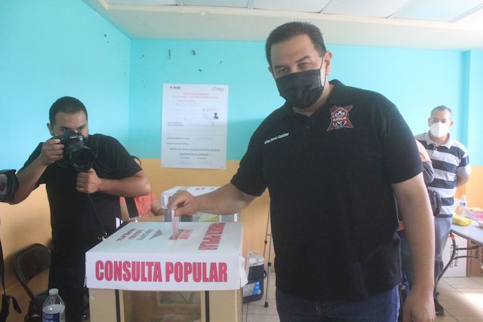 Cruz Pérez Cuéllar, entonces Presidente Municipal electo de Ciudad Juárez, Chihuahua, llegó a la mesa de votación ubicada en el Colegio del Valle, ubicada en Camino Viejo a San José, igual que millones de mexicanos durante esta jornada en donde se busca enjuiciar a los expresidentes de México, a partir del año 1988.