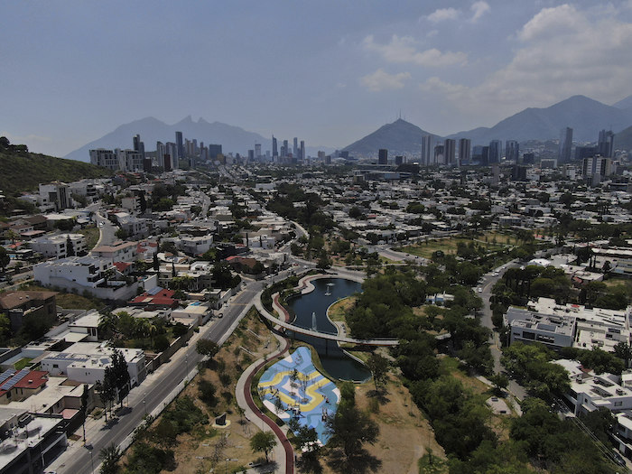 El Parque El Capitán Presenta Un Lago Que Se Llena Con Aguas Residuales Recicladas Y Tratadas Construidas Por El Municipio De San Pedro Garza Para Regar Sus Parques Y Conservar Agua Para Consumo Humano En Monterrey México El Jueves De Julio De