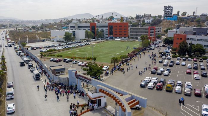 Cientos de personas acuden al punto de votación ubicado en la Universidad Xochicalco, en Tijuana, para participar en la Asamblea Distrital del partido Morena, en donde se elegirán coordinadoras, coordinadores distritales que fungirán como congresistas estatales, consejeras, consejeros y congresistas nacionales.