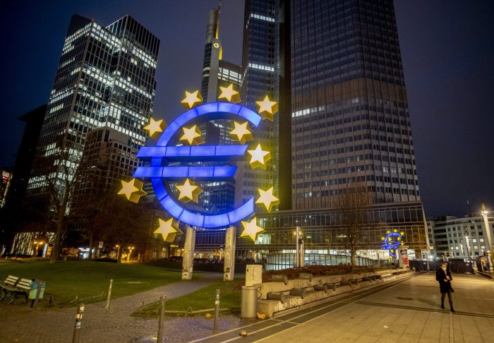 La Foto Muestra La Escultura Del Euro En Fráncfort Alemania De Marzo De