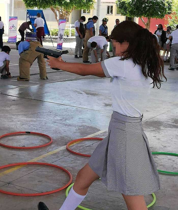 Padres y madres de familia que denunciaron lo ocurrido dijeron no haber sido informados previamente por las autoridades de la escuela sobre la visita de los elementos de estas corporaciones del Gobierno municipal de Purísima, que encabeza el panista Roberto García Urbano, y mucho menos en qué consistirían “las pláticas”.