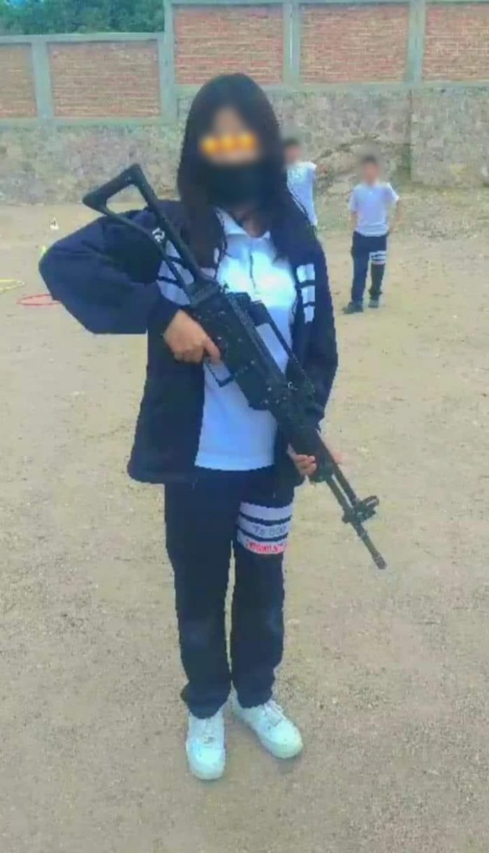 Una Estudiante Con Un Arma Larga En Sus Manos En Secundaria De Guanajuato