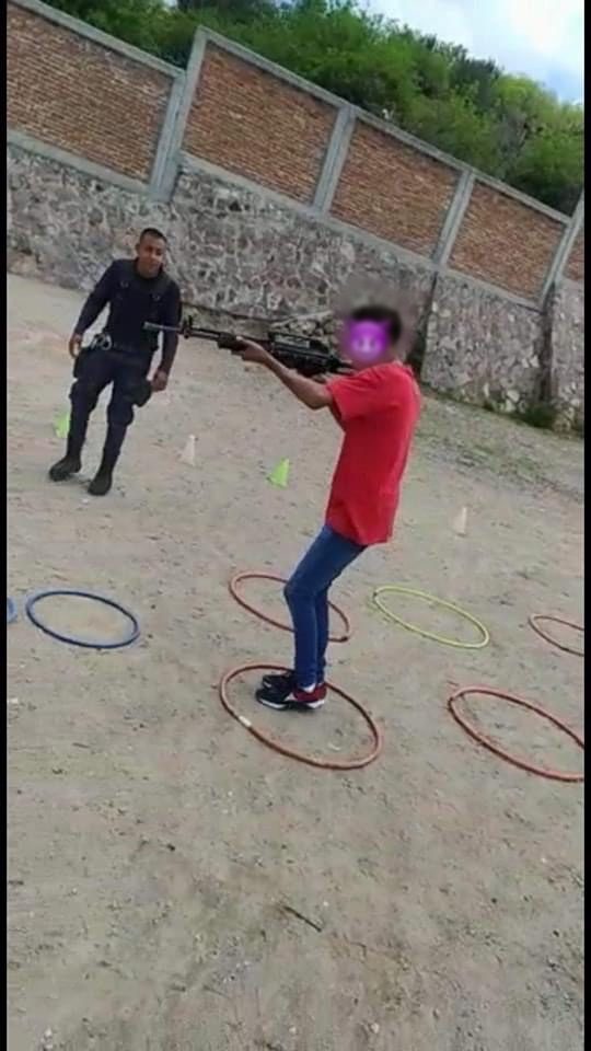 Un menor con un arma en las manos en Guanajuato. 