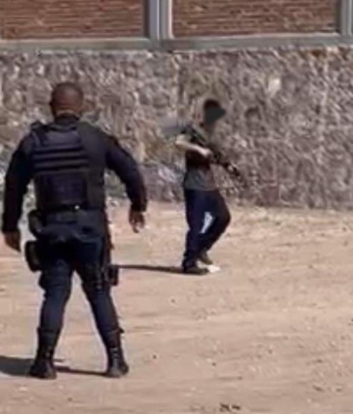 Otro estudiante mientras manipula un arma en una secundaria de Guanajuato. 