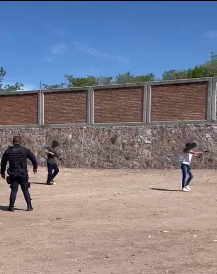 Estudiantes manipulan armas en secundaria de Guanajuato. 