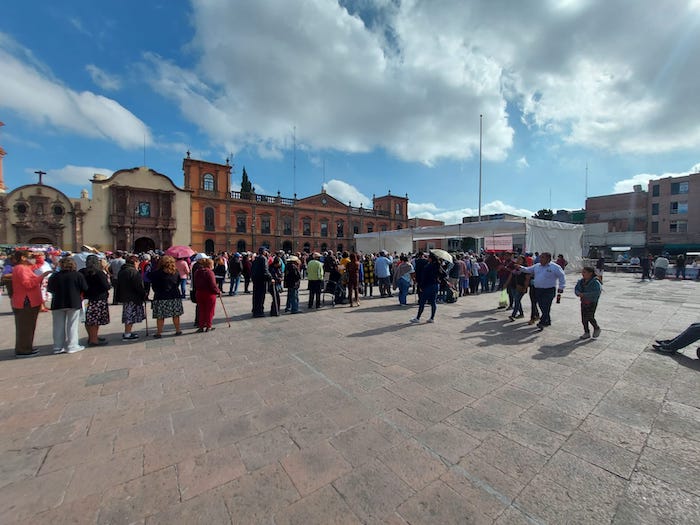 Fila para votar en elección interna de Morena en San Luis Potosí.