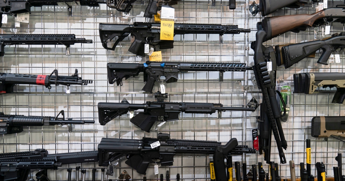 Fusiles AR-15 son vistos en la armería Burbank Ammo & Guns en Burbank, California, el 23 de junio del 2022.