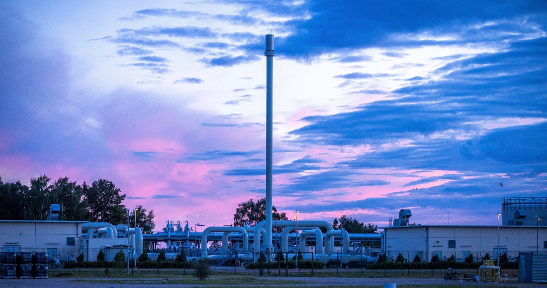 El sol sale por detrás de sistemas de tuberías y dispositivos de apagado en la estación receptora de gas del gasoducto báltico Nord Stream 1 y la estación de transferencia del ducto OPAL en Lubmin, Alemania, el lunes 11 de julio de 2022.