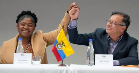 El Presidente electo de Colombia, Gustavo Petro, a la derecha, y su compañera de fórmula, Francia Márquez, se dan la mano durante una ceremonia que certifica su victoria electoral, en Bogotá, Colombia, el jueves 23 de junio de 2022.