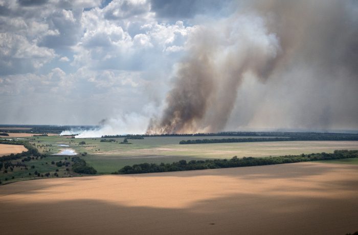 Una Humareda Se Alza Desde El Frente Donde Hay Fuertes Combates Entre Tropas Rusas Y Ucranianas Con Campos De Cultivo Al Frente En La Región De Dnipropetrovsk Ucrania El Lunes De Julio De