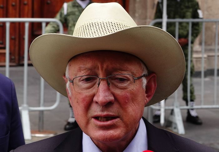 Ken Salazar, Embajador de Estados Unidos en México, al salir de Palacio Nacional.