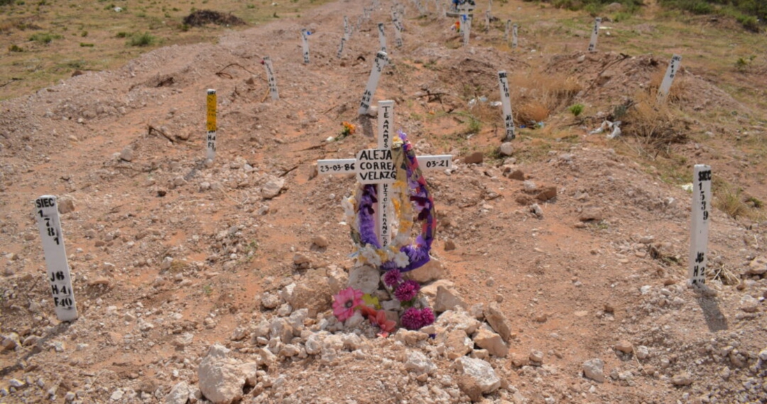 La tumba de Alejandro Correa Velázquez en medio de tumbas de personas sin identificar, en la fosa común del panteón San Rafael, donde fue localizado su cuerpo 13 meses después del reporte de su desaparición.