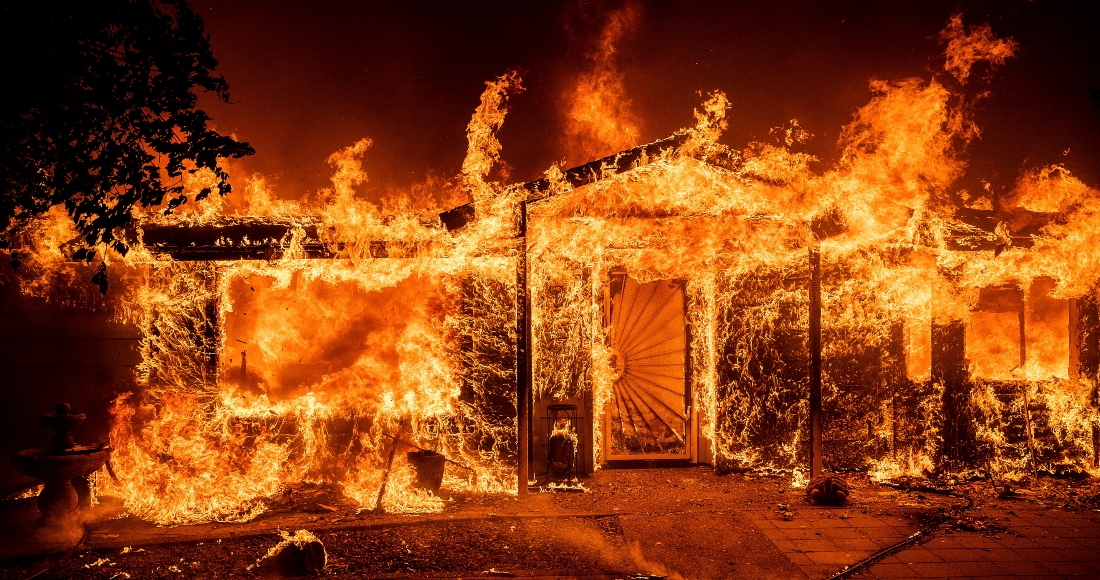 Las llamas consumen una casa en el condado de Mariposa, California, el sábado 23 de julio de 2022.