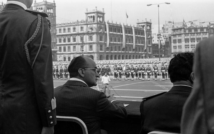 Luis Echeverría Álvarez, quien fue Presidente de México de 1970 a 1976, cumplió 100 años de edad el 17 de enero pasado. La fotografía, de archivo, fue tomada en 1975 durante una ceremonia oficial en el Zócalo de la Ciudad de México.